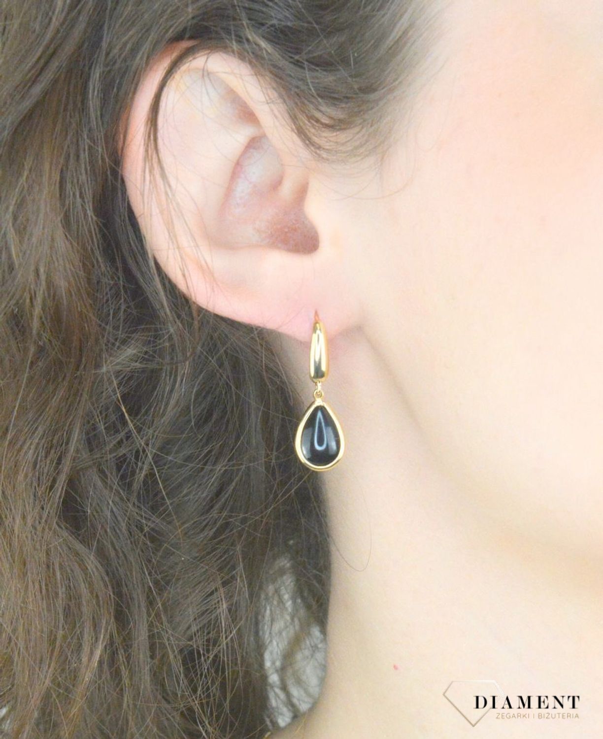 Kolczyki złote wiszące łezki onyks pr 585, H0NUO14059 Złote kolczyki w kształcie łezki wykonane z najwyższej jakości żółtego złota, próba 585 ozdobione kamieniem naturalnym onyksem. Kolczyki w modowym stylu1.jpg