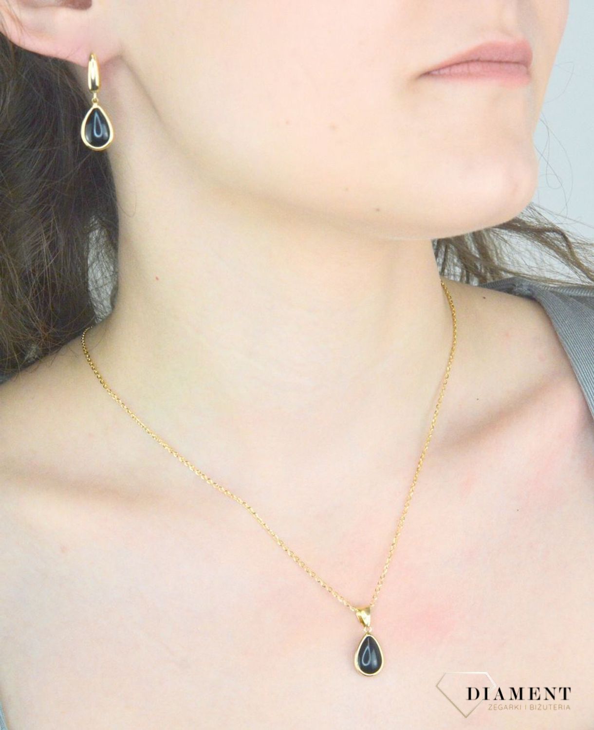 Kolczyki złote wiszące łezki onyks pr 585, H0NUO14059 Złote kolczyki w kształcie łezki wykonane z najwyższej jakości żółtego złota, próba 585 ozdobione kamieniem naturalnym onyksem. Kolczyki w modowym stylu1.jpg