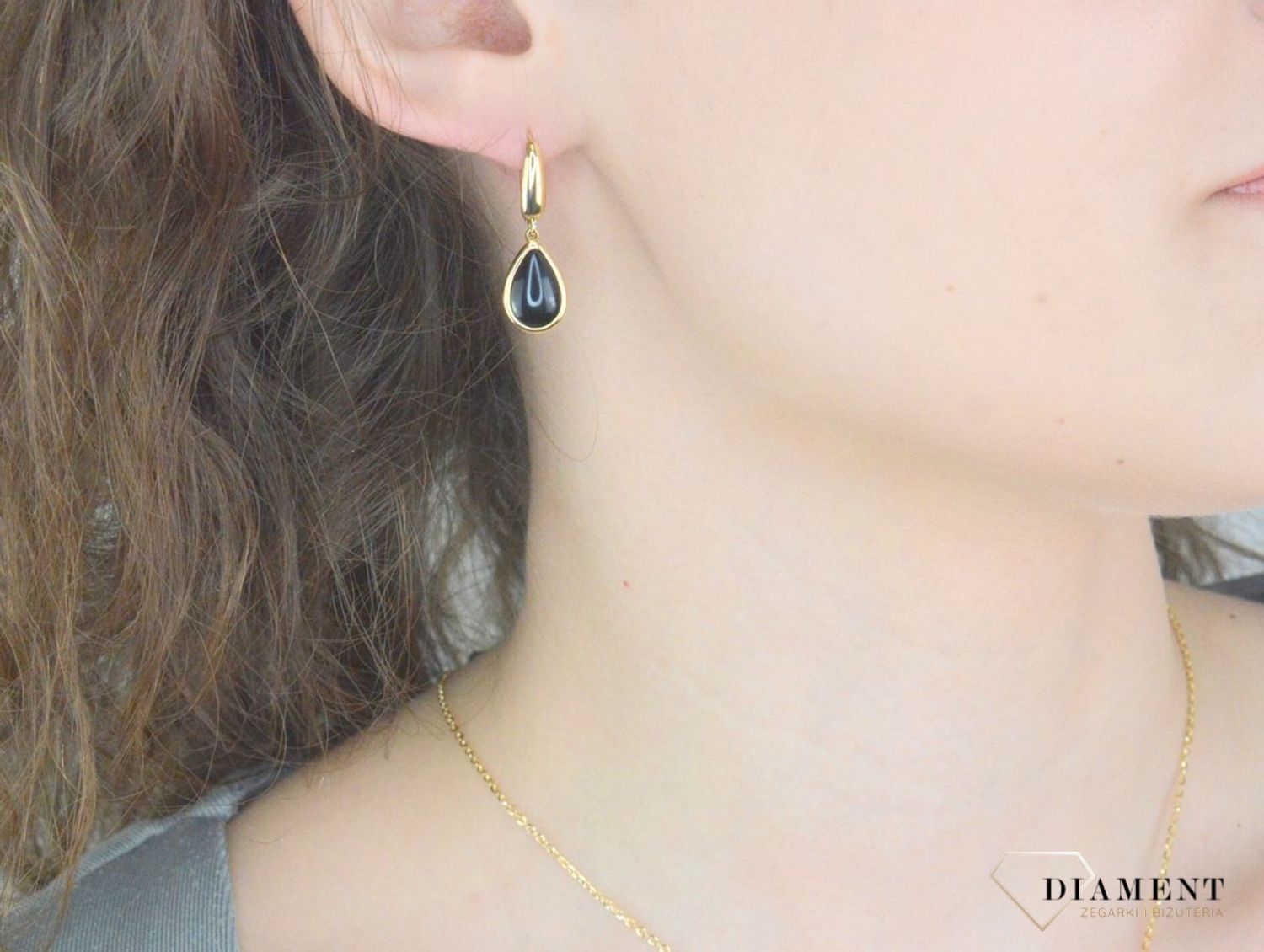 Kolczyki złote wiszące łezki onyks pr 585, H0NUO14059 Złote kolczyki w kształcie łezki wykonane z najwyższej jakości żółtego złota, próba 585 ozdobione kamieniem naturalnym onyksem. Kolczyki w modowym stylu1.jpg