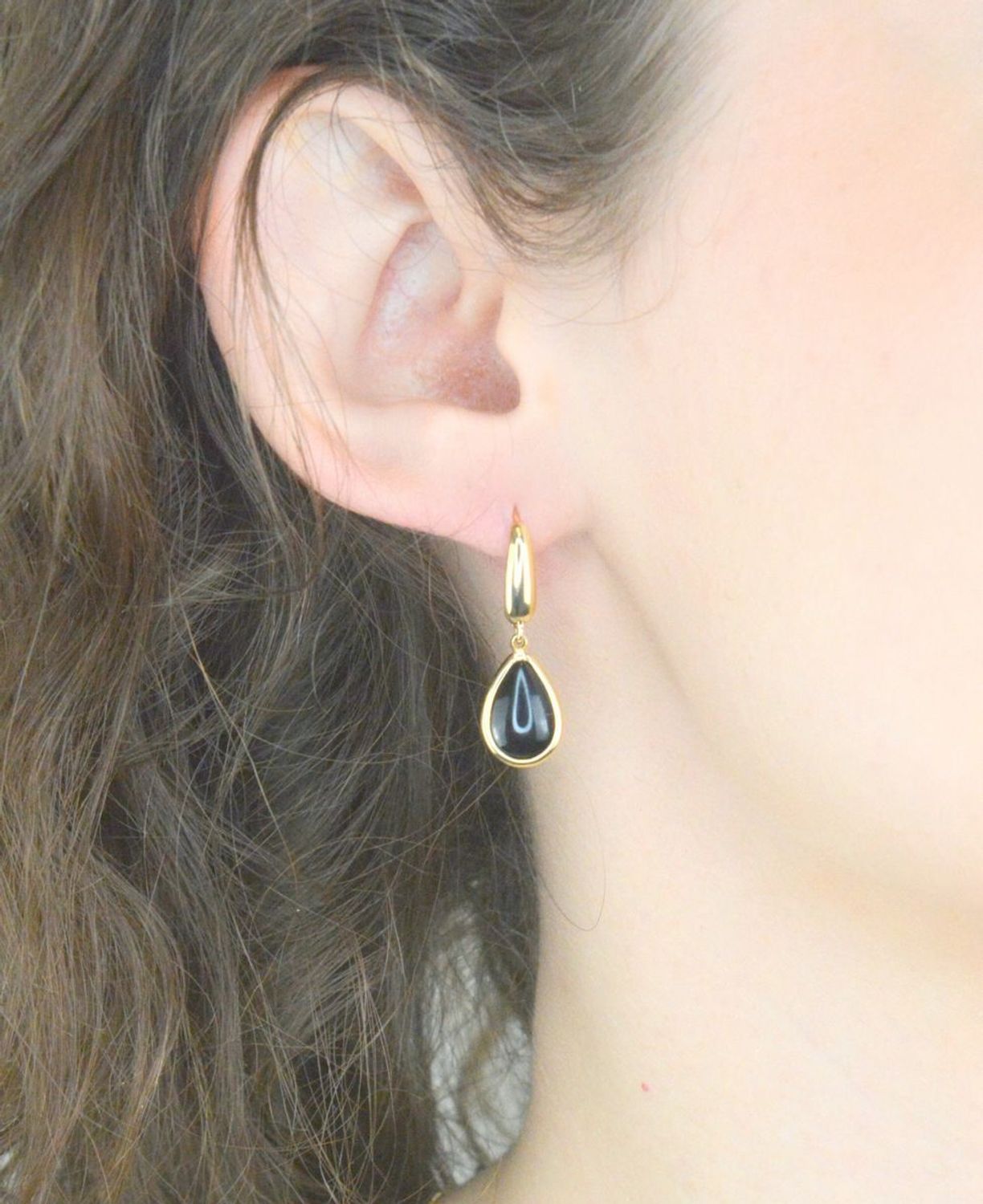 Kolczyki złote wiszące łezki onyks pr 585, H0NUO14059 Złote kolczyki w kształcie łezki wykonane z najwyższej jakości żółtego złota, próba 585 ozdobione kamieniem naturalnym onyksem. Kolczyki w modowym stylu1.jpg