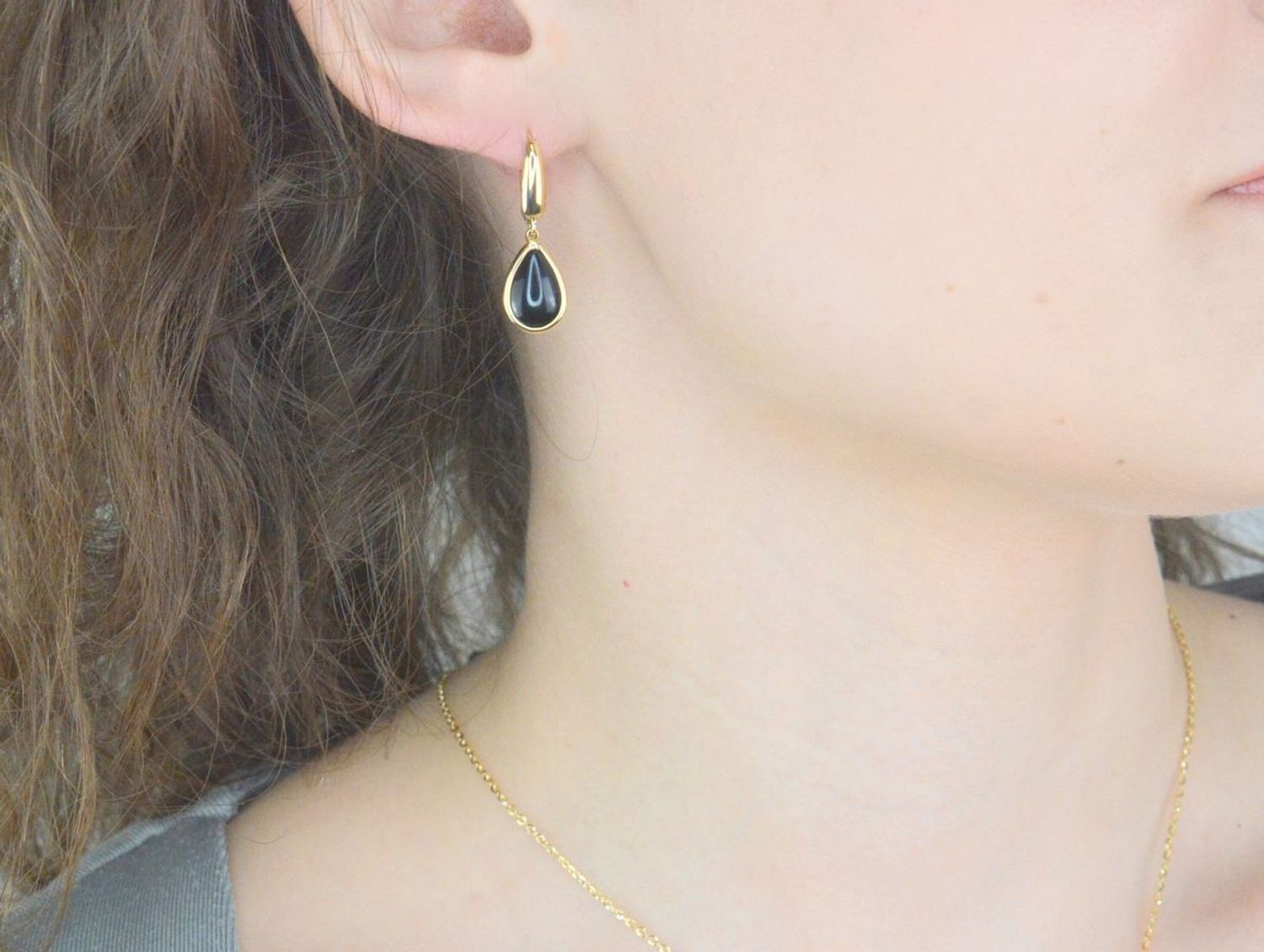 Kolczyki złote wiszące łezki onyks pr 585, H0NUO14059 Złote kolczyki w kształcie łezki wykonane z najwyższej jakości żółtego złota, próba 585 ozdobione kamieniem naturalnym onyksem. Kolczyki w modowym stylu1.jpg