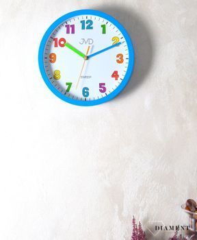 Zegar ścienny dla dziecka niebieski JVD to bardzo czytelny zegar na ścianę do pokoju dziecięcego który ułatwi naukę godzin maluchowi oraz starszakom. Zegar do pokoju dziecięcego niebieski. Prezent dla dziecka (3).JPG