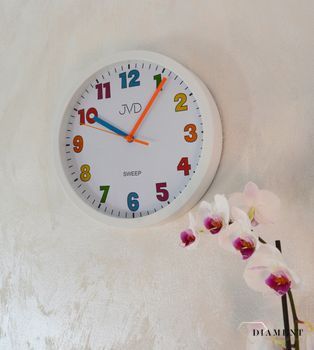 Zegar ścienny dla dziecka biały JVD to bardzo czytelny zegar na ścianę do pokoju dziecięcego który ułatwi naukę godzin maluchowi oraz starszakom (1).JPG