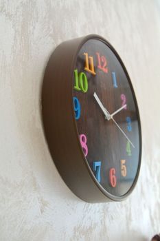 Zegar ścienny dziecięcy JVD brązowy z kolorowymi cyframi HA49.2. Zegar ścienny nowoczesny. Zegar do pokoju dziecięcego (1).JPG