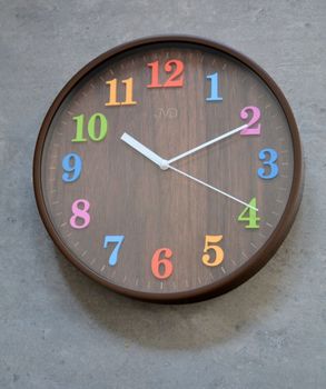 Zegar ścienny dziecięcy JVD brązowy z kolorowymi cyframi HA49.2. Zegar ścienny nowoczesny. Zegar do pokoju dziecięcego (2).JPG