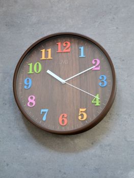Zegar ścienny dziecięcy JVD brązowy z kolorowymi cyframi HA49.2. Zegar ścienny nowoczesny. Zegar do pokoju dziecięcego (3).JPG