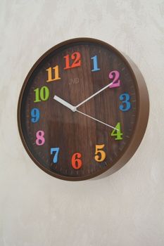 Zegar ścienny dziecięcy JVD brązowy z kolorowymi cyframi HA49.2. Zegar ścienny nowoczesny. Zegar do pokoju dziecięcego (4).JPG