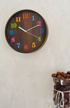 Zegar ścienny dziecięcy JVD brązowy z kolorowymi cyframi HA49.2. Zegar ścienny nowoczesny. Zegar do pokoju dziecięcego (5).JPG