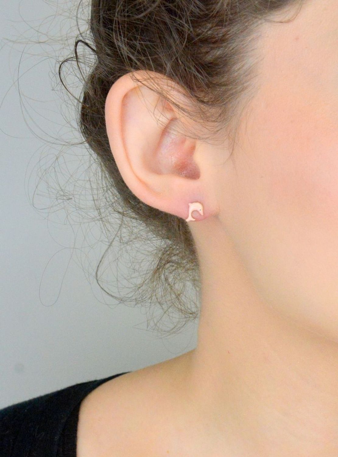 Kolczyki złote 585 delfinki różowa emalia HB0044G14K Kolczyki złote 585 delfinki różowa emalia HB0044G14K. Złote kolczyki wykonane z wysokiej jakości żółtego złota, próba 585. 1.jpg