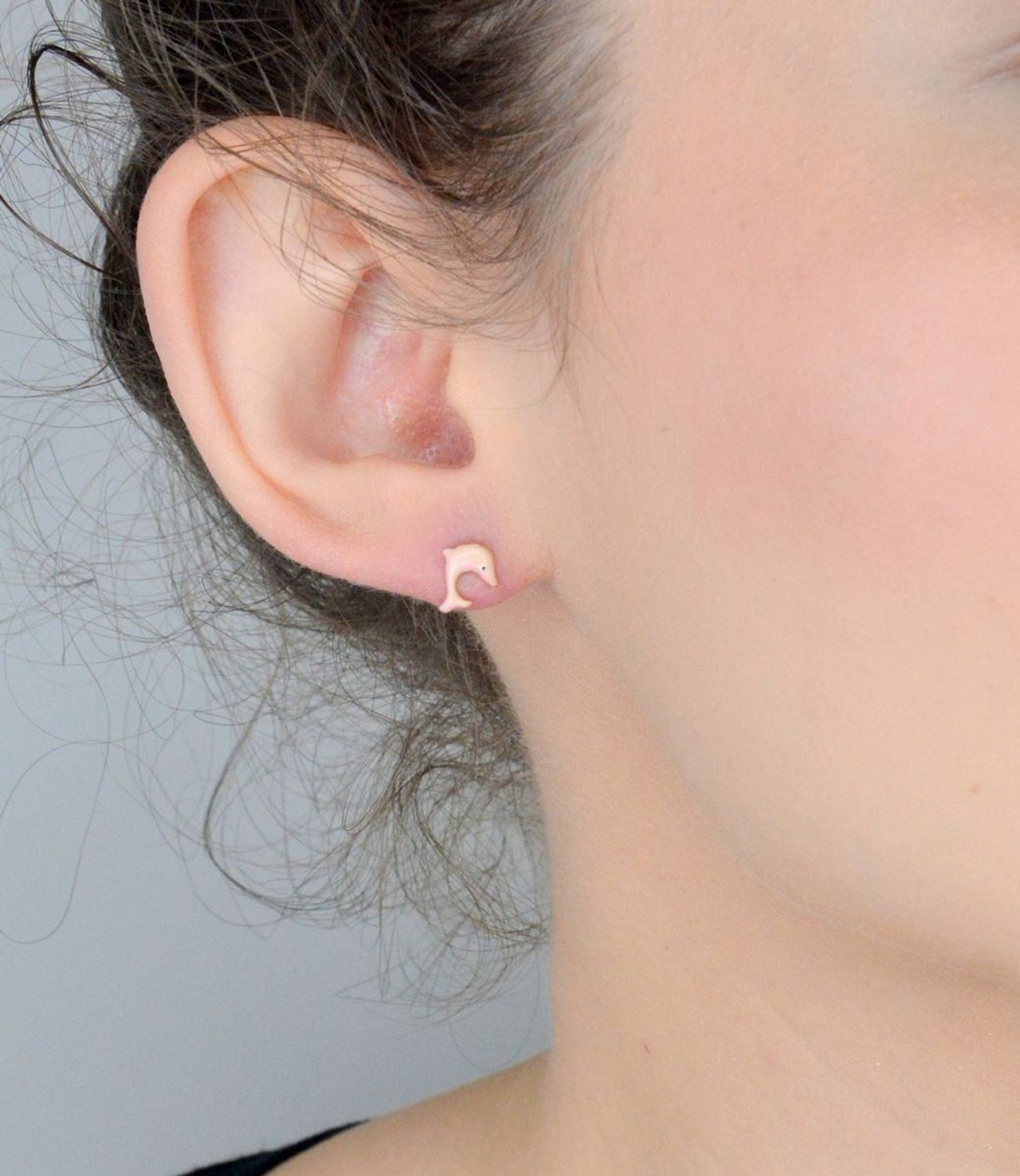 Kolczyki złote 585 delfinki różowa emalia HB0044G14K Kolczyki złote 585 delfinki różowa emalia HB0044G14K. Złote kolczyki wykonane z wysokiej jakości żółtego złota, próba 585. 1.jpg