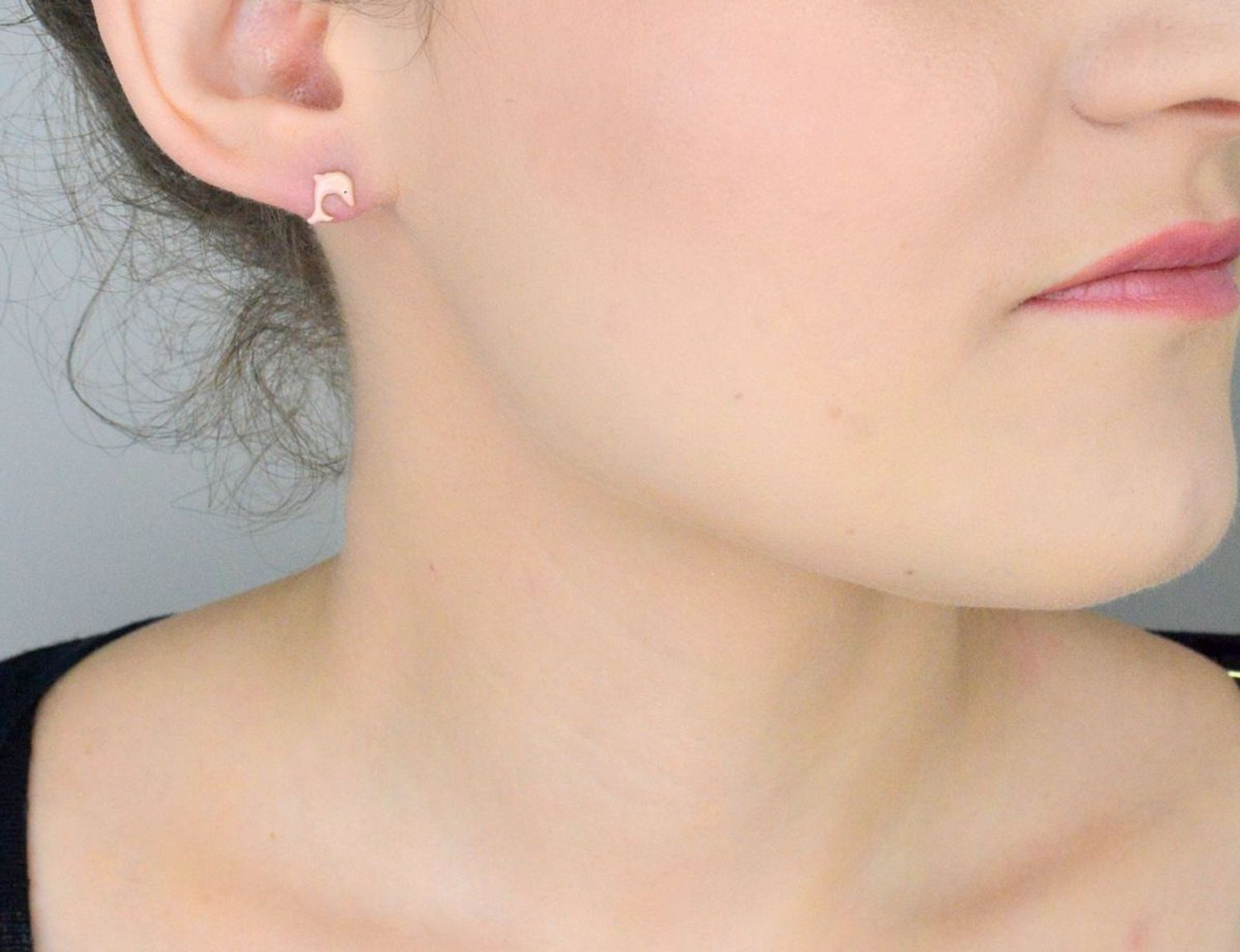 Kolczyki złote 585 delfinki różowa emalia HB0044G14K Kolczyki złote 585 delfinki różowa emalia HB0044G14K. Złote kolczyki wykonane z wysokiej jakości żółtego złota, próba 585. 1.jpg