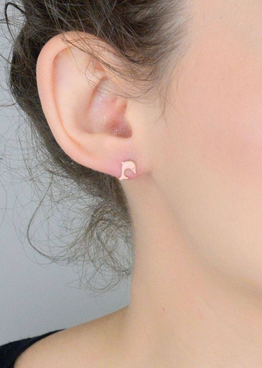 Kolczyki złote 585 delfinki różowa emalia HB0044G14K Kolczyki złote 585 delfinki różowa emalia HB0044G14K. Złote kolczyki wykonane z wysokiej jakości żółtego złota, próba 585. 1.jpg