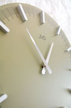 Zegar ścienny JVD oliwkowy nowoczesny design HC401.3. Oliwkowe dodatki do mieszkania. Zegar oliwkowy do nowoczesnych wnętrz (3).JPG