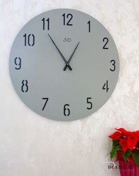 Zegar na ścianę do salonu duży 70 cm HC43. Ciemne, wycięte cyfry arabskie. Duży szary zegar z czarnymi cyframi arabskimi.  (3).JPG