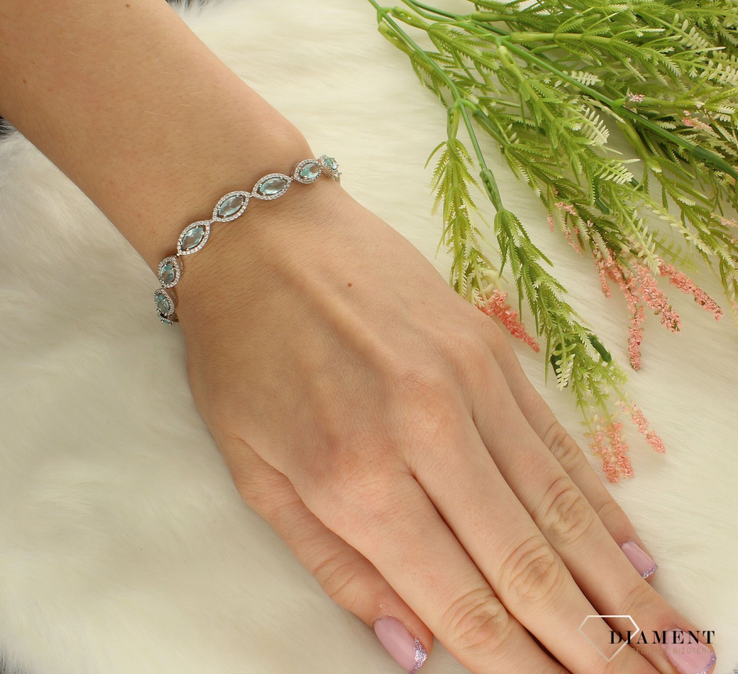 Bransoletka srebrna jest świetnym dodatkiem, który przyozdobi dłoń pań stawiających na klasykę i subtelność. Bransoletkę można nosić samą lub w modnym zestawieniu z inną biżuterią (2).jpg