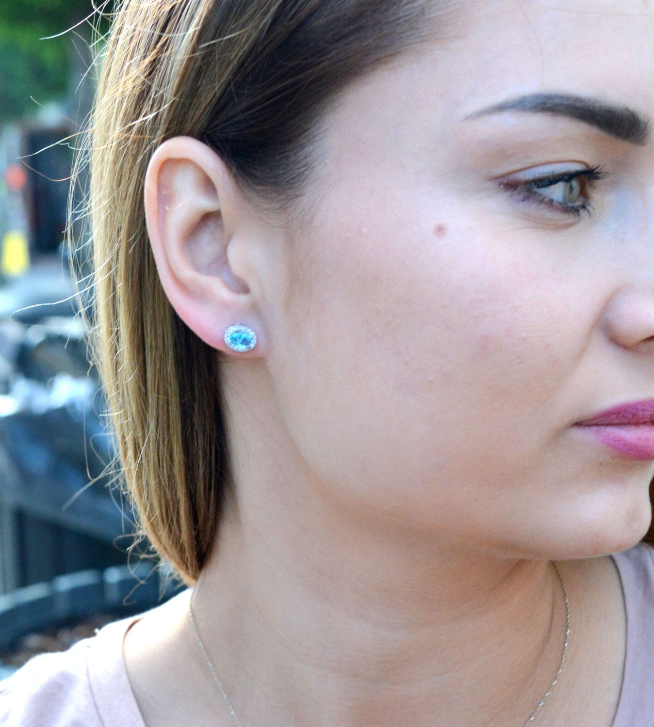 Kolczyki wkrętki srebrne z błękitnym kamieniem HFKK0050. Kolczyki wkrętki srebrne z błękitnym kamieniem. Wykonane z najwyższej jakości srebrna próby 925 wyglądają bardzo elegancko.jpg