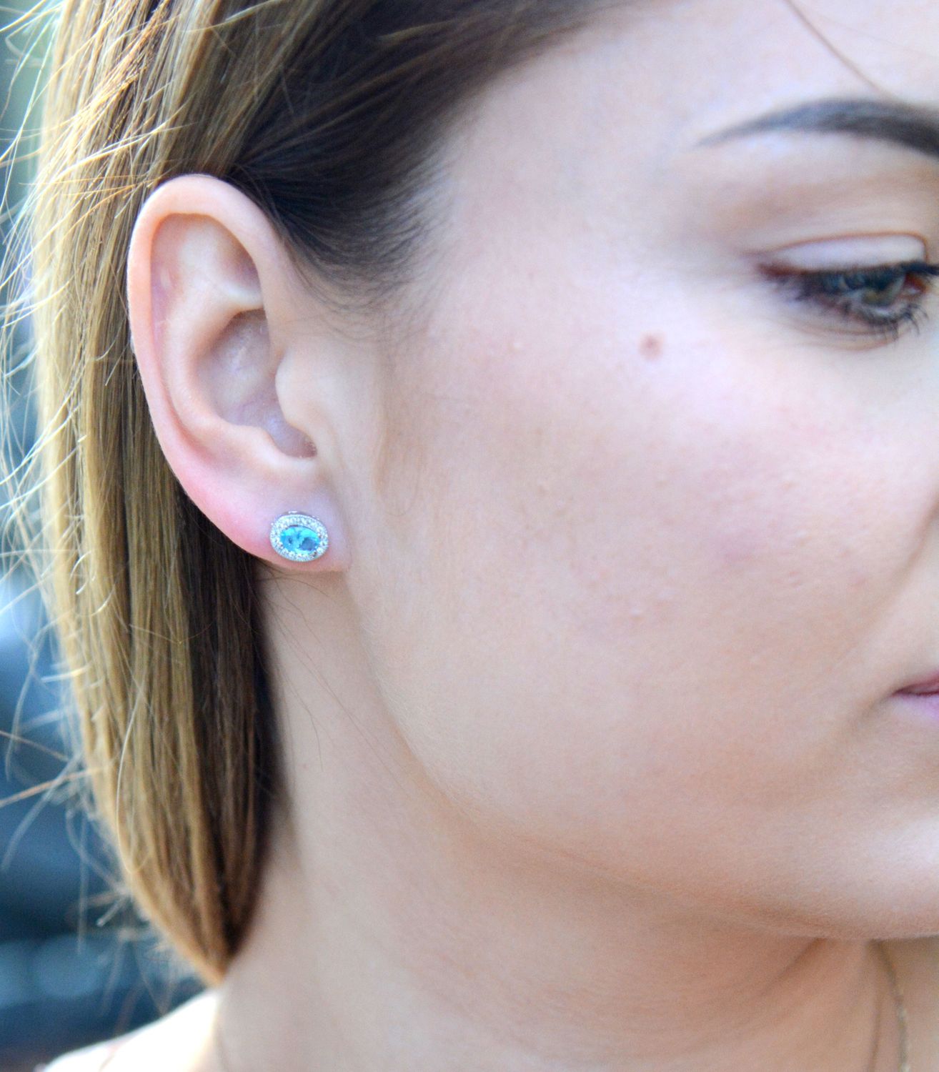 Kolczyki wkrętki srebrne z błękitnym kamieniem HFKK0050. Kolczyki wkrętki srebrne z błękitnym kamieniem. Wykonane z najwyższej jakości srebrna próby 925 wyglądają bardzo elegancko.jpg