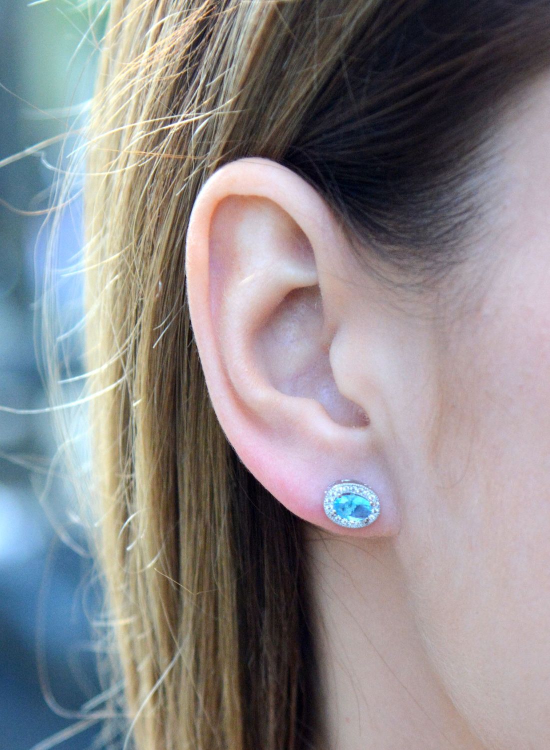 Kolczyki wkrętki srebrne z błękitnym kamieniem HFKK0050. Kolczyki wkrętki srebrne z błękitnym kamieniem. Wykonane z najwyższej jakości srebrna próby 925 wyglądają bardzo elegancko.jpg