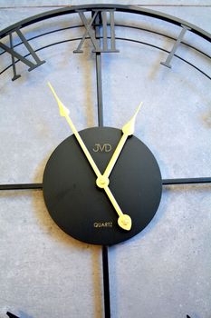 Zegar ścienny JVD HJ103 średnica 57 cm. Duży efektowny czarny metalowy zegar ścienny do salonu holu recepcji JVD LOFT HJ103 (11).JPG