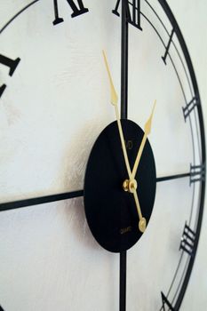 Zegar ścienny JVD HJ103 średnica 57 cm. Duży efektowny czarny metalowy zegar ścienny do salonu holu recepcji JVD LOFT HJ103 (7).JPG