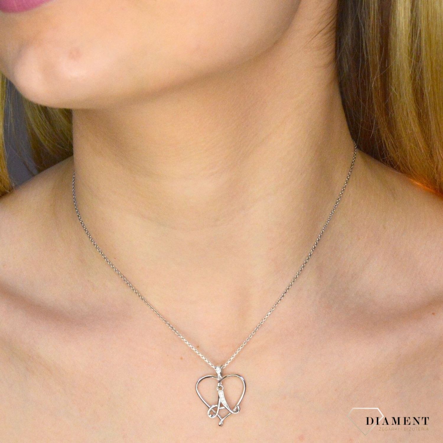 Srebrna zawieszka literka A w serduszku HP007+A11MM.Zawieszka w kształcie serduszka z literką A w środku wykonana z najwyższej próby srebra. Srebrna zawieszka w kształcie serca wykonana została w próby 925. Zawieszka dla ukoc.jpg