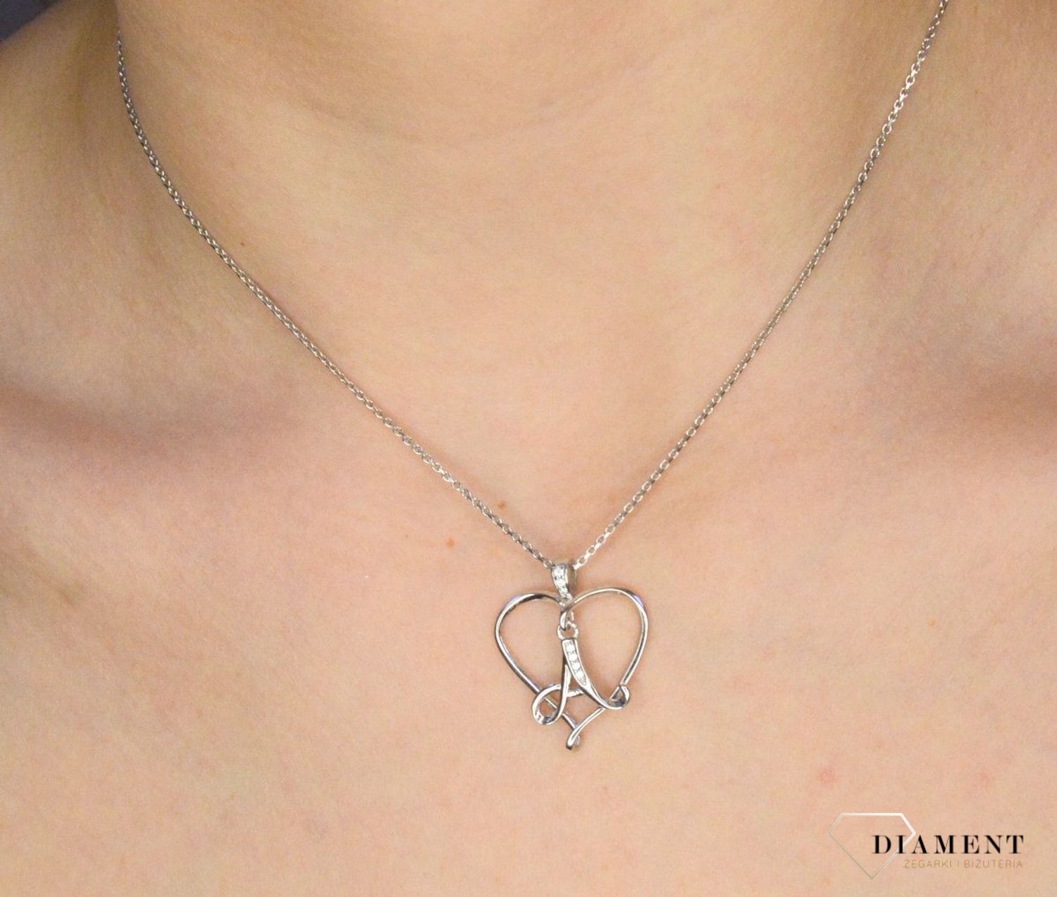 Srebrna zawieszka literka A w serduszku HP007+A11MM.Zawieszka w kształcie serduszka z literką A w środku wykonana z najwyższej próby srebra. Srebrna zawieszka w kształcie serca wykonana została w próby 925. Zawieszka dla ukoc.jpg