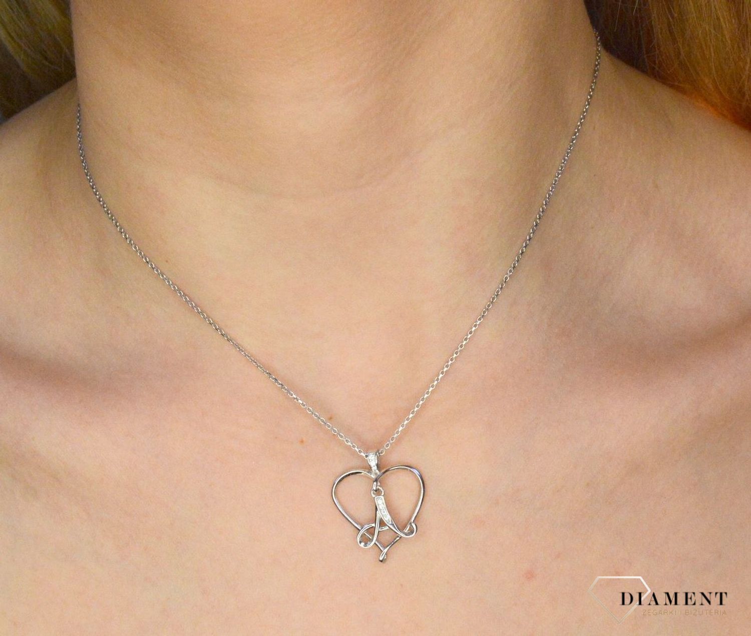 Srebrna zawieszka literka A w serduszku HP007+A11MM.Zawieszka w kształcie serduszka z literką A w środku wykonana z najwyższej próby srebra. Srebrna zawieszka w kształcie serca wykonana została w próby 925. Zawieszka dla ukoc.jpg