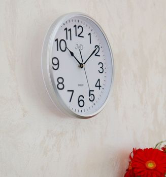 Zegar na ścianę do pokoju srebrny JVD HP683.1 25 cm Zegar ścienny w obudowie w kolorze srebrnym z białą wyraźna tarczą (1).JPG