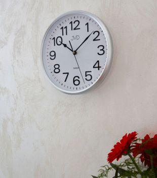 Zegar na ścianę do pokoju srebrny JVD HP683.1 25 cm Zegar ścienny w obudowie w kolorze srebrnym z białą wyraźna tarczą (3).JPG