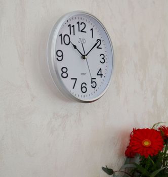 Zegar na ścianę do pokoju srebrny JVD HP683.1 25 cm Zegar ścienny w obudowie w kolorze srebrnym z białą wyraźna tarczą (4).JPG