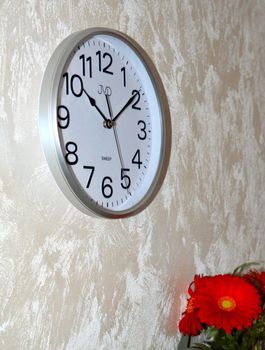 Zegar na ścianę do pokoju srebrny JVD HP683.1 25 cm Zegar ścienny w obudowie w kolorze srebrnym z białą wyraźna tarczą (8).JPG