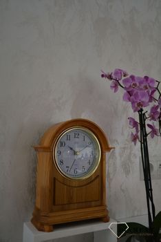 Zegar kominkowy drewniany JVD HS12.2 to zegar kominkowy wykonany z drewna w kolorze jasnego orzecha. Piękny zegar do stylowego wnętrza (1).JPG