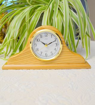 Zegar kominkowy drewniany HS2007.1. Piękny zegar kominkowy z czytelną tarczą, dzięki której odczytasz godzinę ,,na pierwszy rzut oka (6).JPG