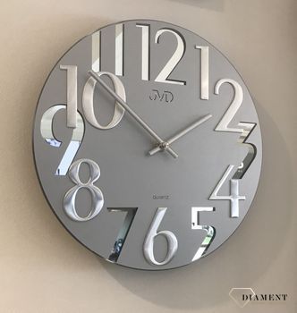 Nowoczesny zegar na ścianę do salonu szklany to bardzo modny dodatek pasujący do większości wnętrz. Okrągła tarcza zegara. Zegar ścienny do salonu (3).jpg