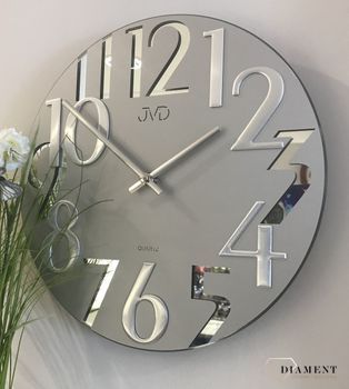 Nowoczesny zegar na ścianę do salonu szklany to bardzo modny dodatek pasujący do większości wnętrz. Okrągła tarcza zegara. Zegar ścienny do salonu (6).jpg