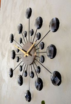 Zegar ścienny nowoczesny 49 cm JVD kryształki HT464.2.Pomysłowy wzór zegara z akrylowymi kryształkami w czarnym kolorze (1).JPG