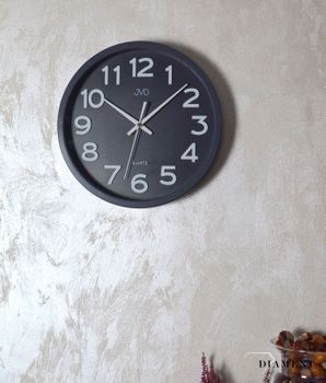 Zegar na ścianę do salonu JVD HX2413.2 szary .Zegar ścienny w obudowie w kolorze szarym z białymi wyraźnymi cyframi arabskimi. Prezent na nowe mieszkanie..JPG