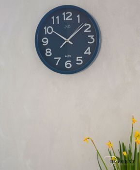 Zegar na ścianę JVD do pokoju niebieski HX2472.4. Zegar ścienny w kolorze niebieskim. Niebieska tarcza zegarka z białymi cyframi arabskimi i białymi wskazówkami. Zegar ścienny do pokoju. Świetna ozdoba ściany  (3).JPG