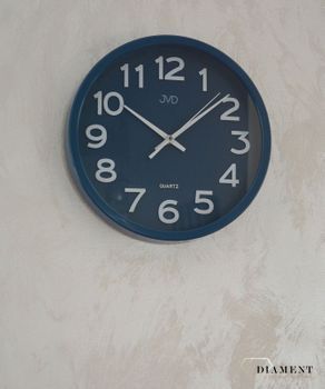 Zegar na ścianę JVD do pokoju niebieski HX2472.4. Zegar ścienny w kolorze niebieskim. Niebieska tarcza zegarka z białymi cyframi arabskimi i białymi wskazówkami. Zegar ścienny do pokoju. Świetna ozdoba ściany  (6).JPG