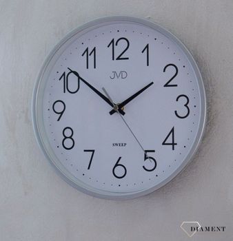 Zegar ścienny srebrny płynący sekundnik JVD HX2487.2  Nowoczesny zegar złoty z cyframi arabskimi. Zegary do nowoczesnego wnętrza (1).JPG