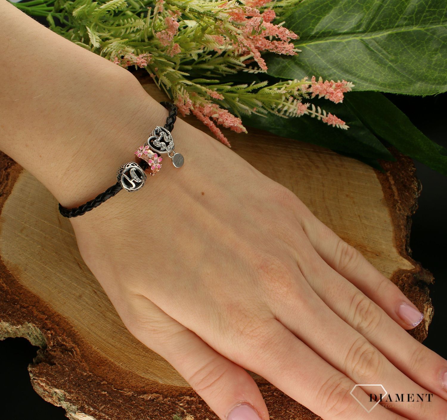 Bransoletka damska srebrna do charmsów pleciona na rzemyku Czarna IBNH453. Bransoletka damska srebrna do charmsów pleciona na rzemyku Czarna. Bransoletka damska w kolorze czarnym, dopełni codzienną stylizację. Idealnie spra (1).jpg