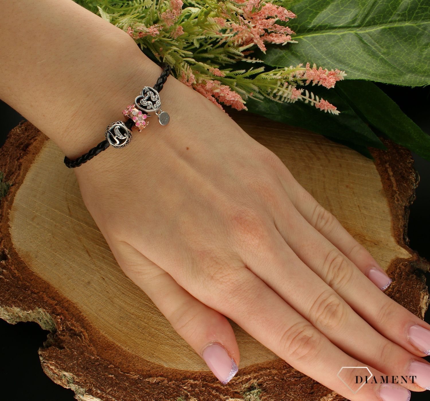 Bransoletka damska srebrna do charmsów pleciona na rzemyku Czarna IBNH453. Bransoletka damska srebrna do charmsów pleciona na rzemyku Czarna. Bransoletka damska w kolorze czarnym, dopełni codzienną stylizację. Idealnie spra (1).jpg