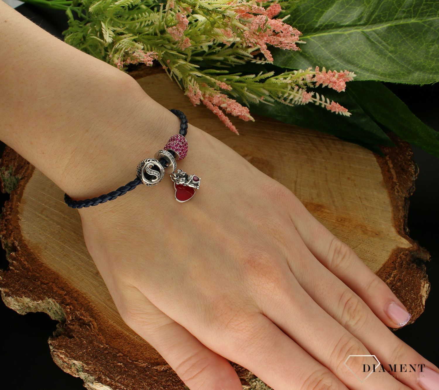 Bransoletka damska srebrna do charmsów pleciona na rzemyku Granatowa IBNN236. Bransoletka damska srebrna do charmsów pleciona na rzemyku Granatowa Bransoletka damska w kolorze granatowym, dopełni codzienną stylizacj (1).jpg