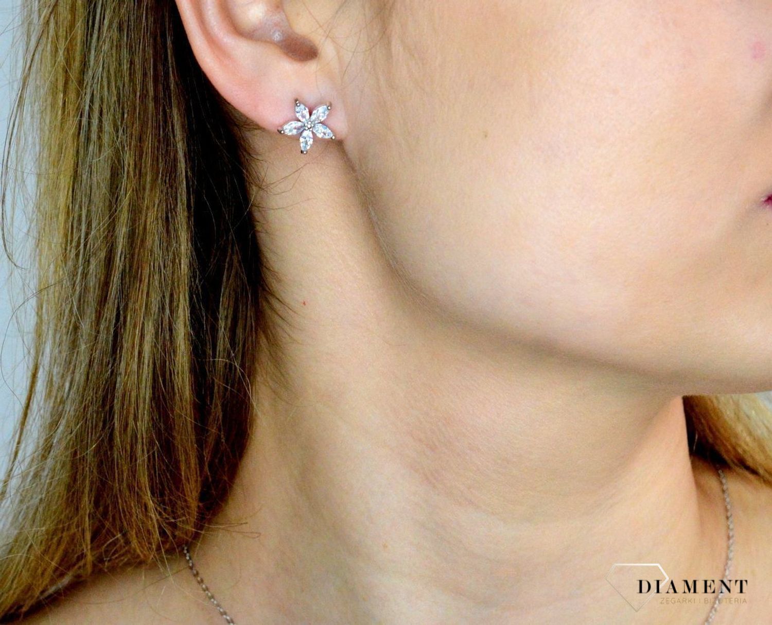 Srebrne kolczyki damskie 925 kwiatuszki z cyrkoniami IM0210923ER. Srebrne kolczyki damskie. Kolczyki srebrne wkrętki. Kolczyki srebrne na sztyft. Kolczyki damskie idealne na prezent. Kolczyki kwiatki srebrne z cyrkoniami..jpg