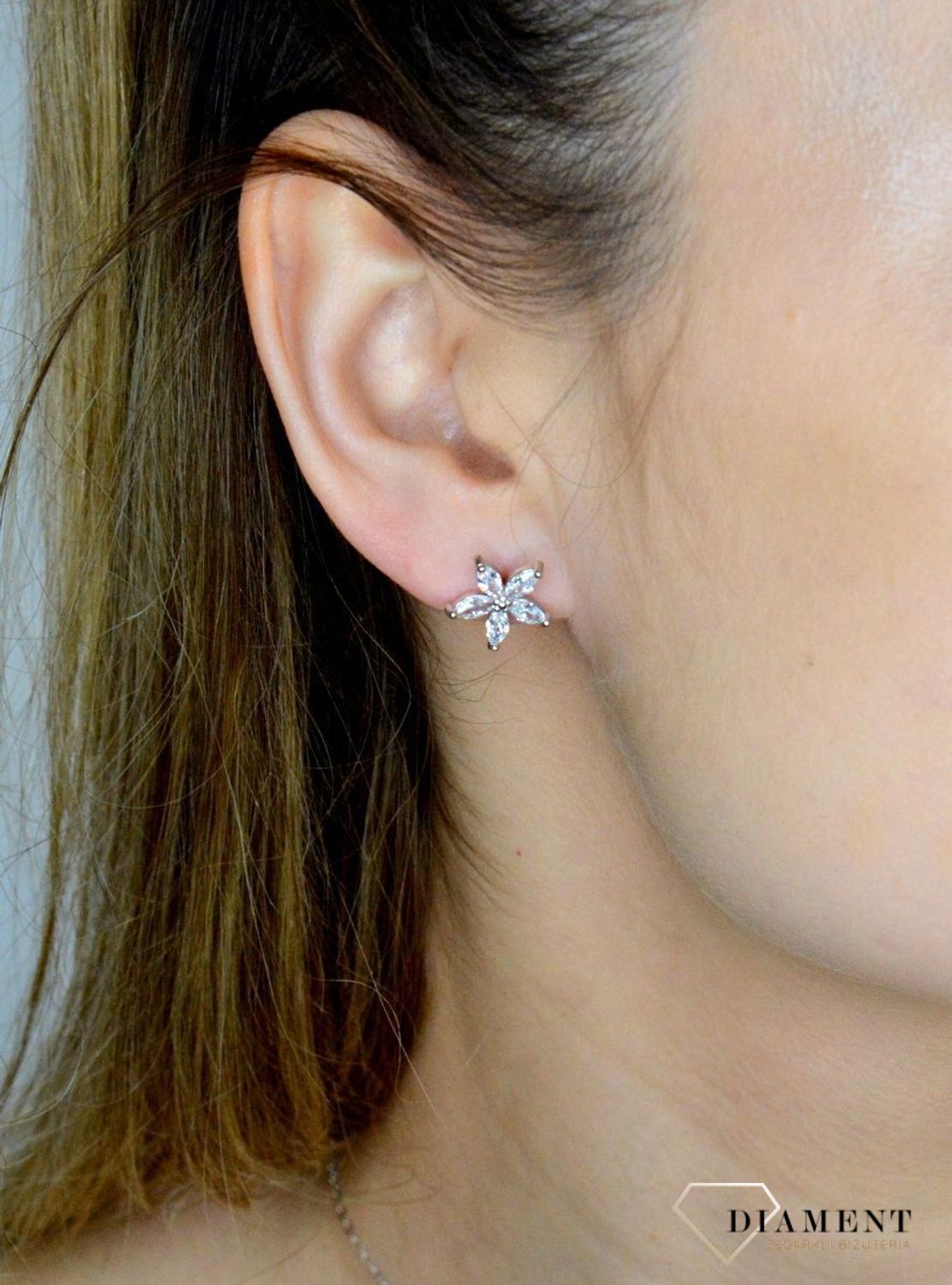Srebrne kolczyki damskie 925 kwiatuszki z cyrkoniami IM0210923ER. Srebrne kolczyki damskie. Kolczyki srebrne wkrętki. Kolczyki srebrne na sztyft. Kolczyki damskie idealne na prezent. Kolczyki kwiatki srebrne z cyrkoniami..jpg