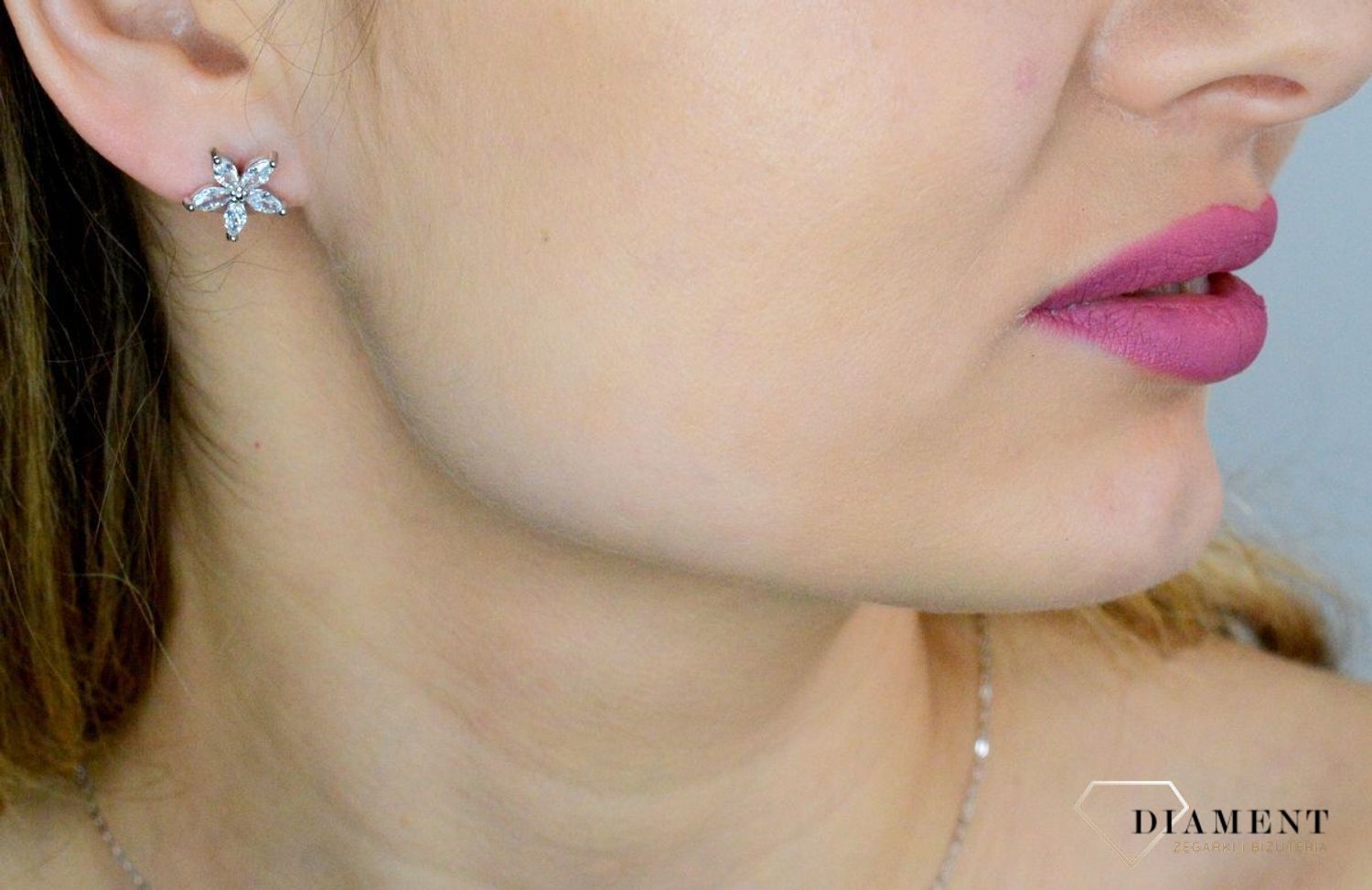 Srebrne kolczyki damskie 925 kwiatuszki z cyrkoniami IM0210923ER. Srebrne kolczyki damskie. Kolczyki srebrne wkrętki. Kolczyki srebrne na sztyft. Kolczyki damskie idealne na prezent. Kolczyki kwiatki srebrne z cyrkoniami..jpg