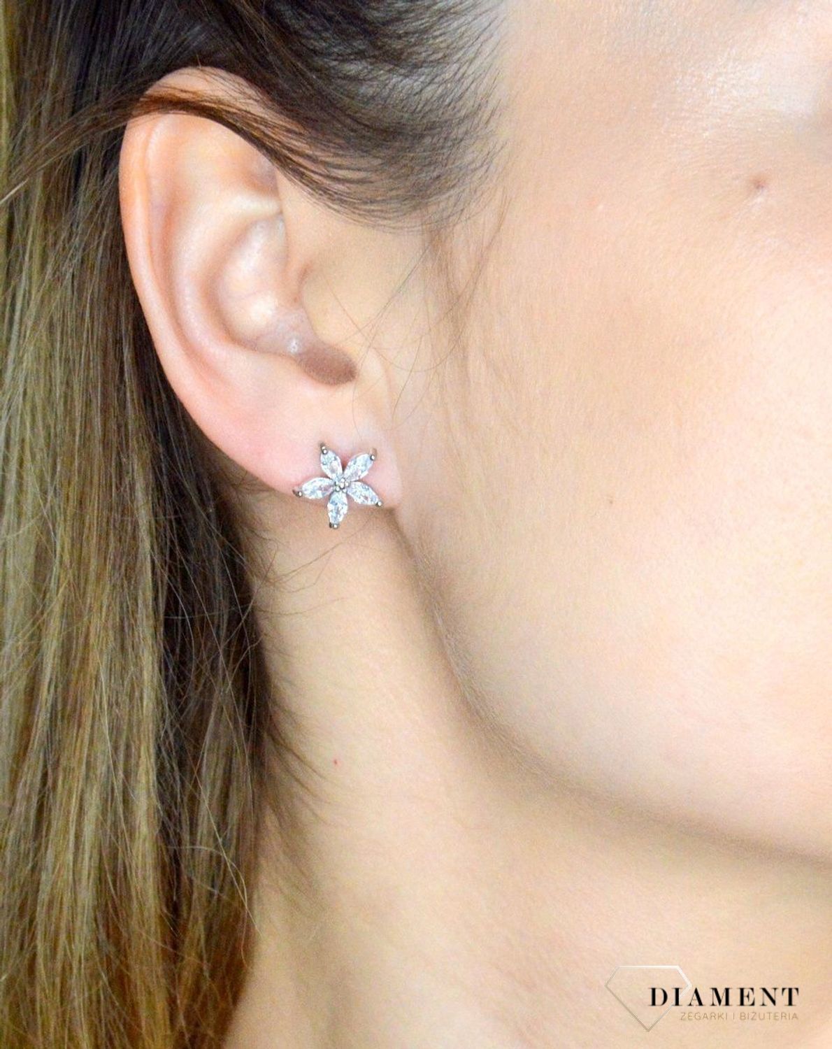 Srebrne kolczyki damskie 925 kwiatuszki z cyrkoniami IM0210923ER. Srebrne kolczyki damskie. Kolczyki srebrne wkrętki. Kolczyki srebrne na sztyft. Kolczyki damskie idealne na prezent. Kolczyki kwiatki srebrne z cyrkoniami..jpg