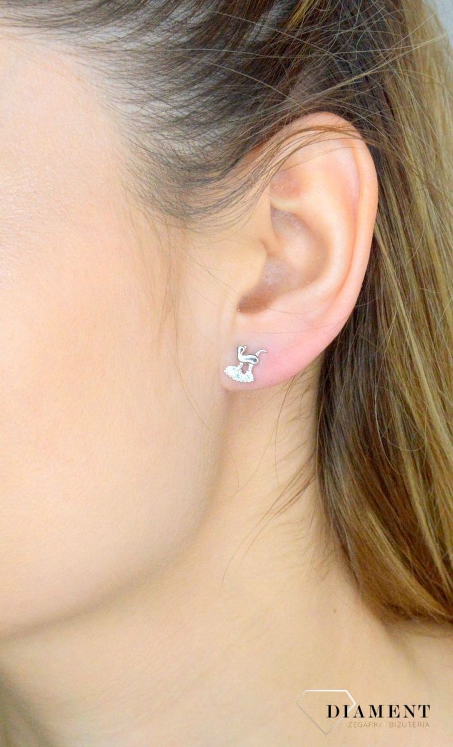 Srebrne kolczyki dziecięce 925 kotki z błyszczącymi łapkami IM0340623KS. Srebrne kolczyki dziecięce. Kolczyki kotki z cyrkoniami. Kolczyki kotki na sztyft. Kolczyki srebrne wkrętki idealne na prezent..webp