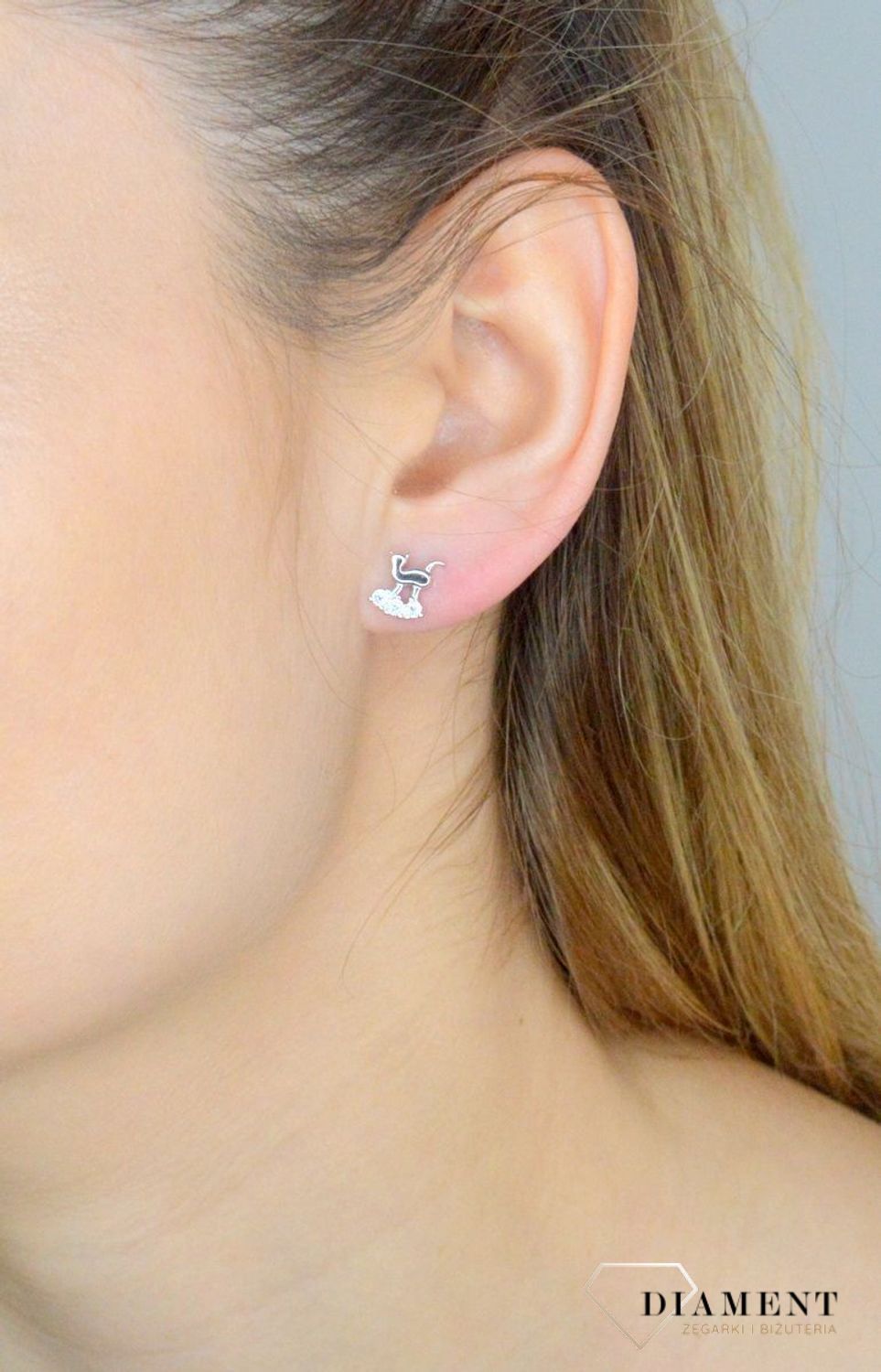 Srebrne kolczyki dziecięce 925 kotki z błyszczącymi łapkami IM0340623KS. Srebrne kolczyki dziecięce. Kolczyki kotki z cyrkoniami. Kolczyki kotki na sztyft. Kolczyki srebrne wkrętki idealne na prezent..webp