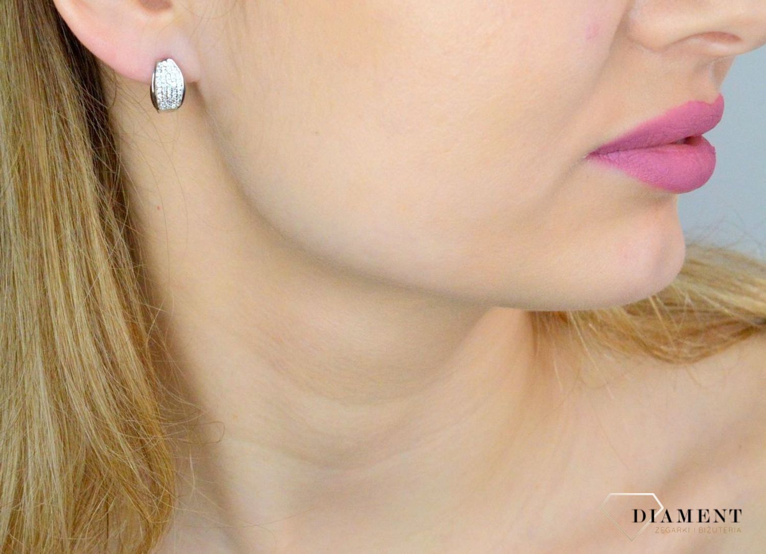 Srebrne kolczyki damskie 925 rodowane z zapięciem angielskim IM0430423KA. Srebrne kolczyki damskie. Kolczyki srebrne z zapięciem angielskim. Srebrne kolczyki z cyrkoniami. Kolczyki srebrne damskie rodowane. Kolczyki srebrne angielskie na prezen.jpg